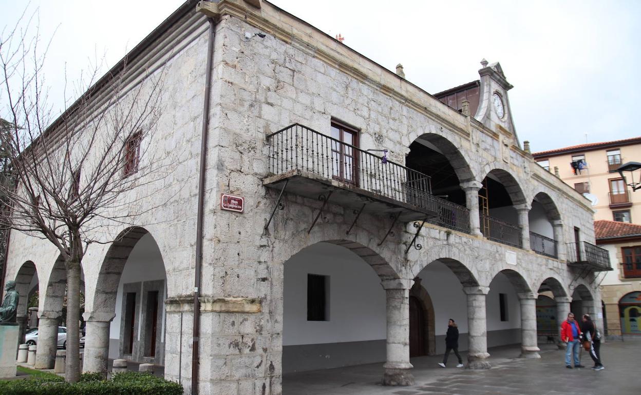 El tripartito de Laredo niega la condena por «vulnerar el derecho a la participación política»