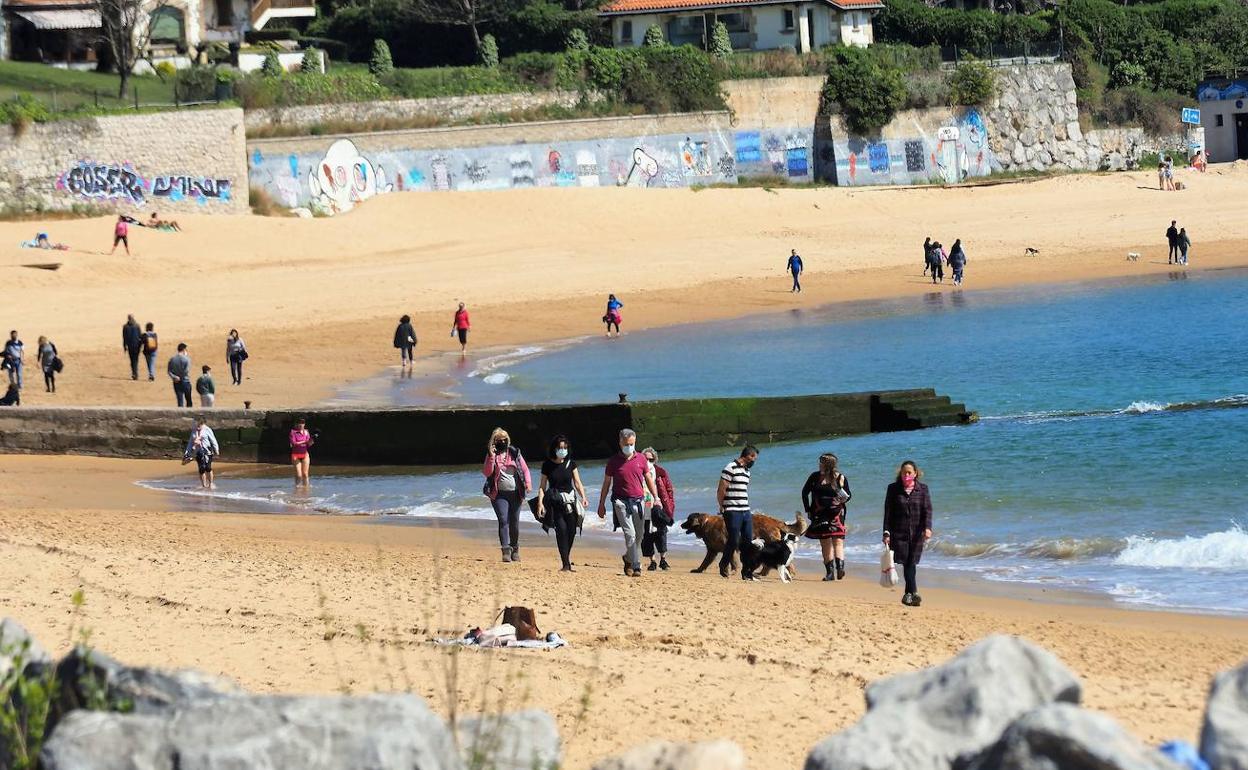 Gente paseando por las playas de Santander en el mes de abril. 