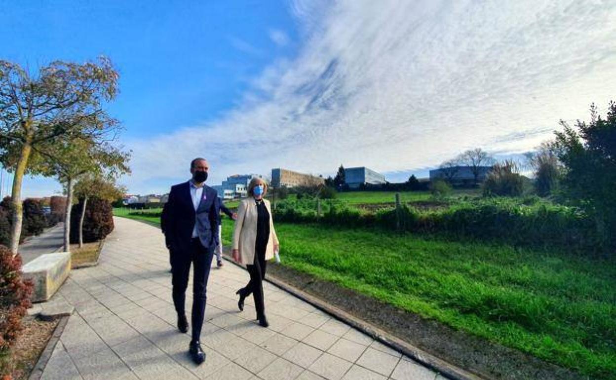 Lombó y López Estrada durante su visita a la finca donde se ubicará el conservatorio