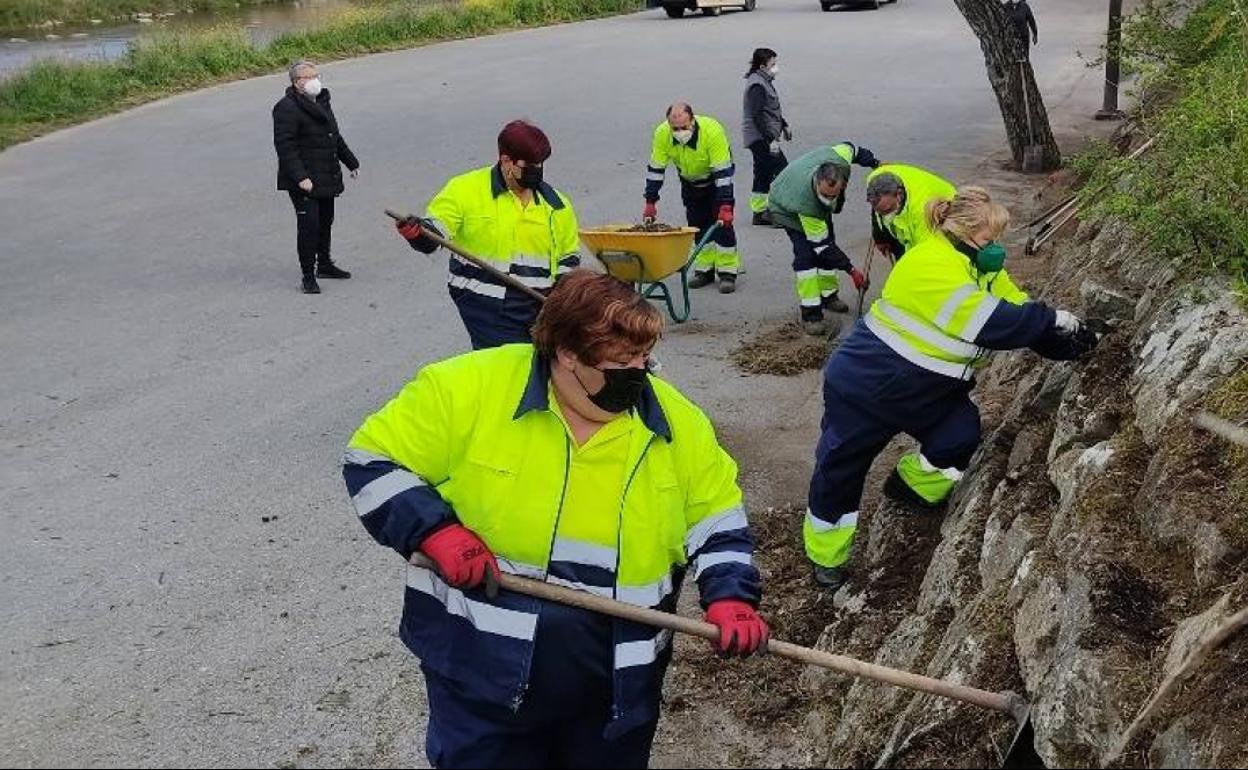 Equipo de limpieza junto a la concejala Isabel Fernández Quijano