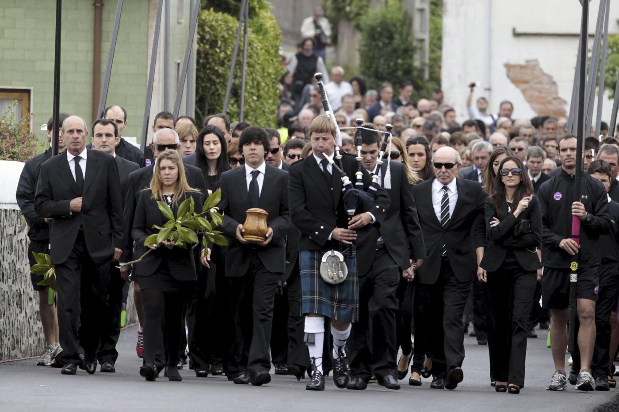 La comitiva, encabezada por John Stewart y la familia de Severiano Ballesteros, se dirige al funeral, que se celebró en la Iglesia de San Pedro, en Pedreña. 