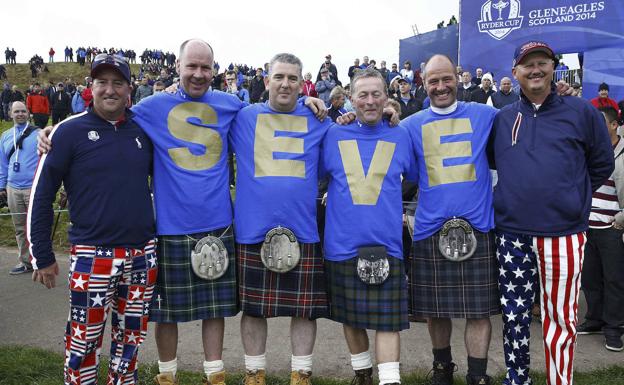 Imagen principal - Arriba, cuatro aficionados recuerdan a Ballesteros en la Ryder Cup de 2014, en el campo escocés de Gleneagles. Abajo, Ballesteros, junto a Montgomerie en Saint Andrews; y el pedreñero dando indicaciones a Carlos Sainz.