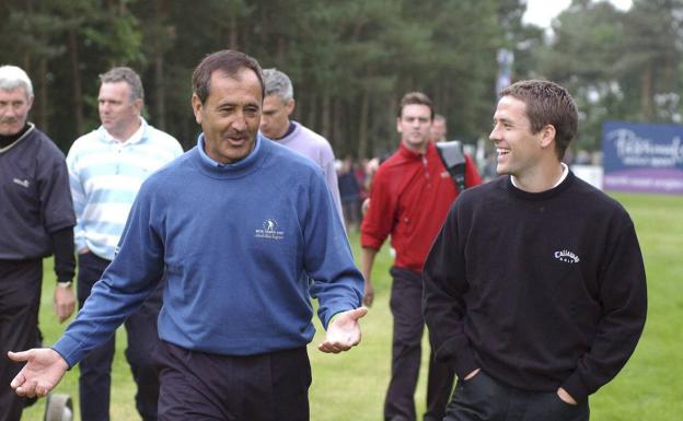 Seve, con el futbolista Michael Owen. 