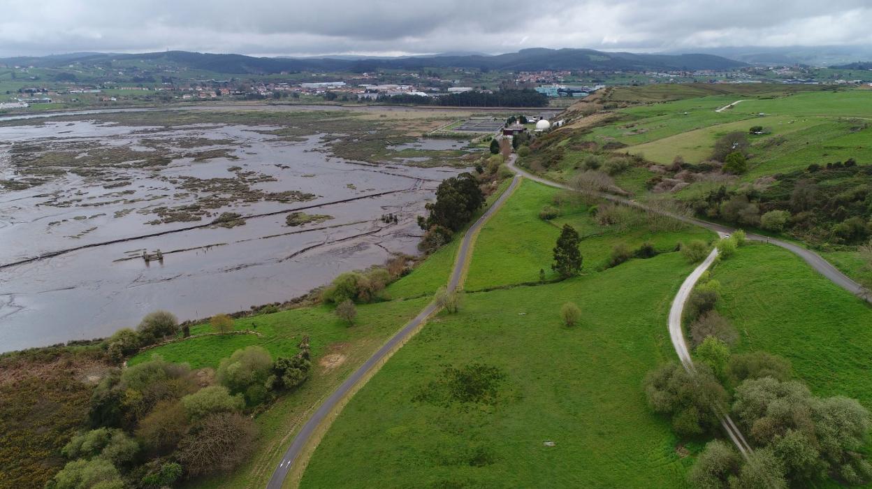 Imagen actual de la depuradora vieja y los terrenos, en primer término, donde el Ministerio sitúa la alternativa Vuelta Ostrera II. 