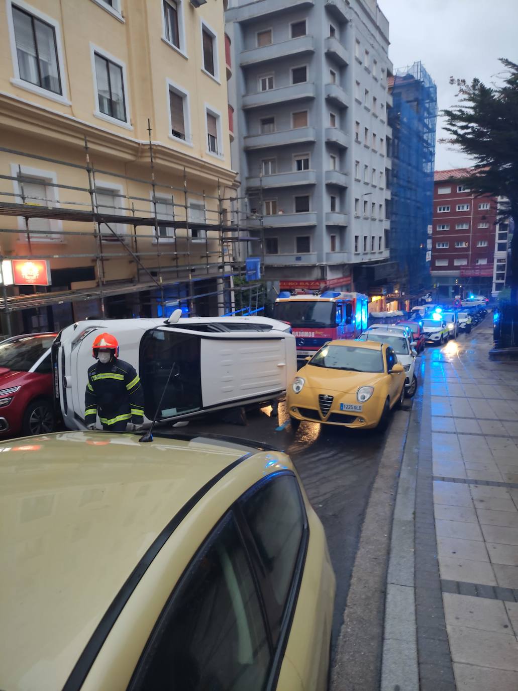 Fotos: Accidente de tráfico en la calle santa Clara de Santander