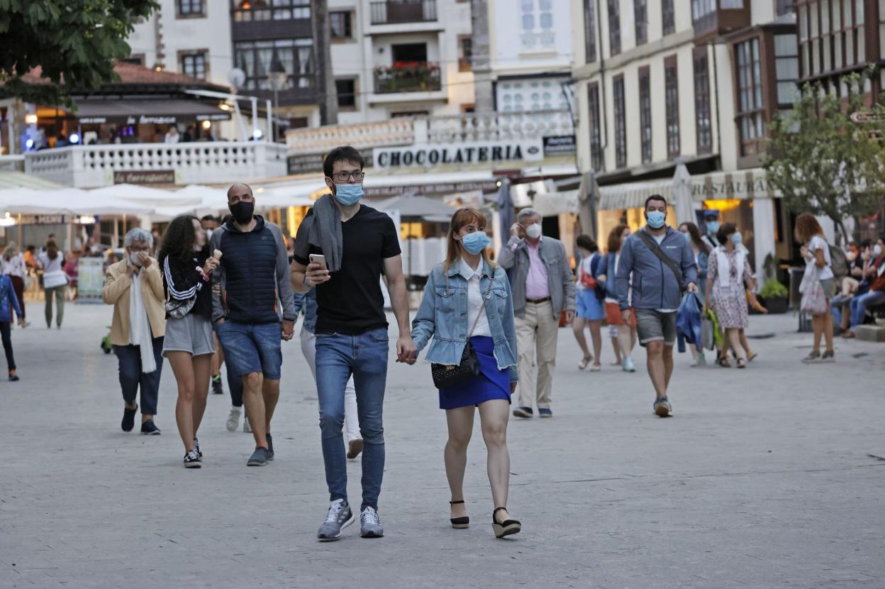 Turistas en la localidad cántabra de Comillas. 