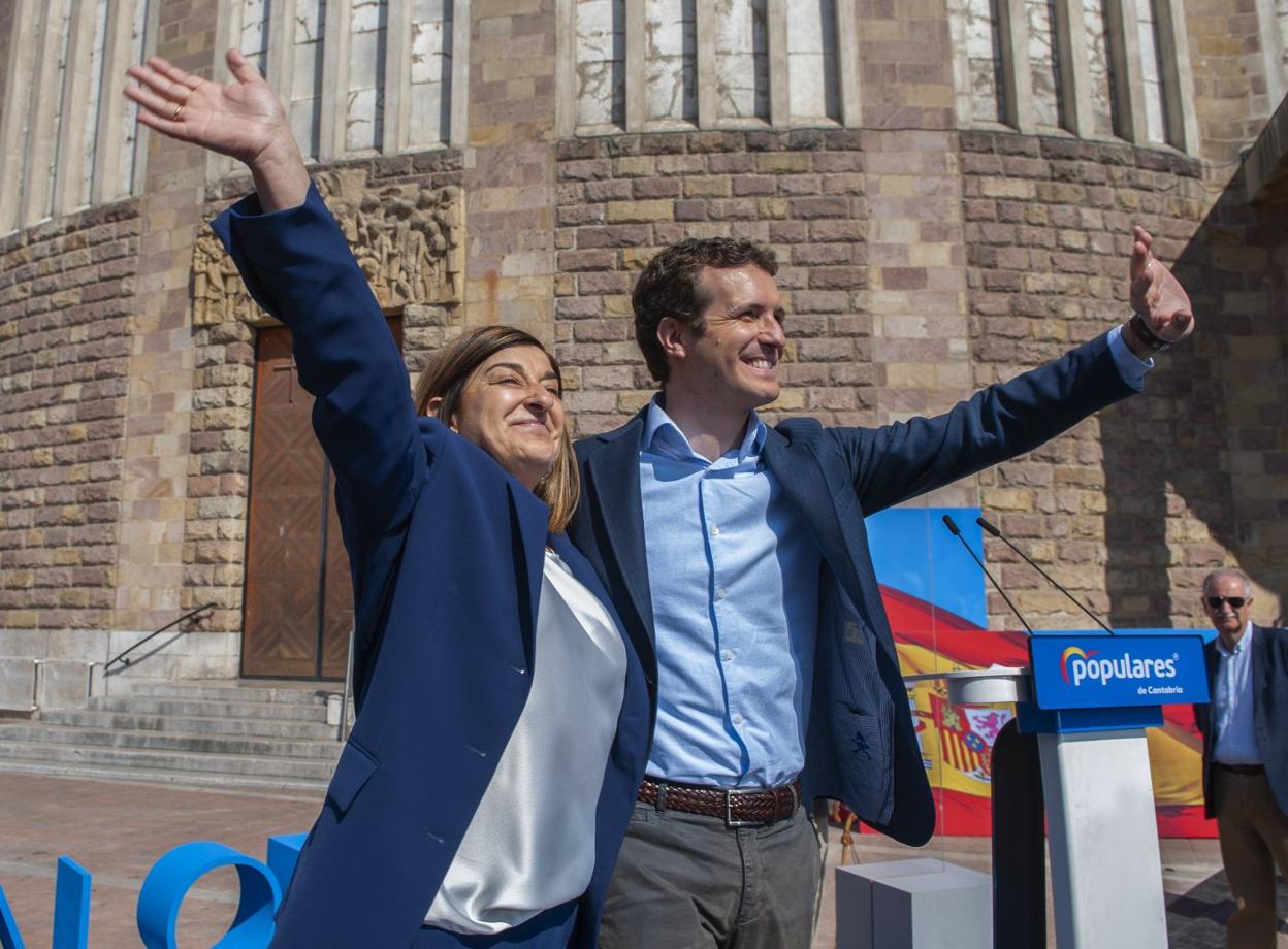 Los líderes regional y nacional del PP, durante un acto electoral en Torrelavega. 