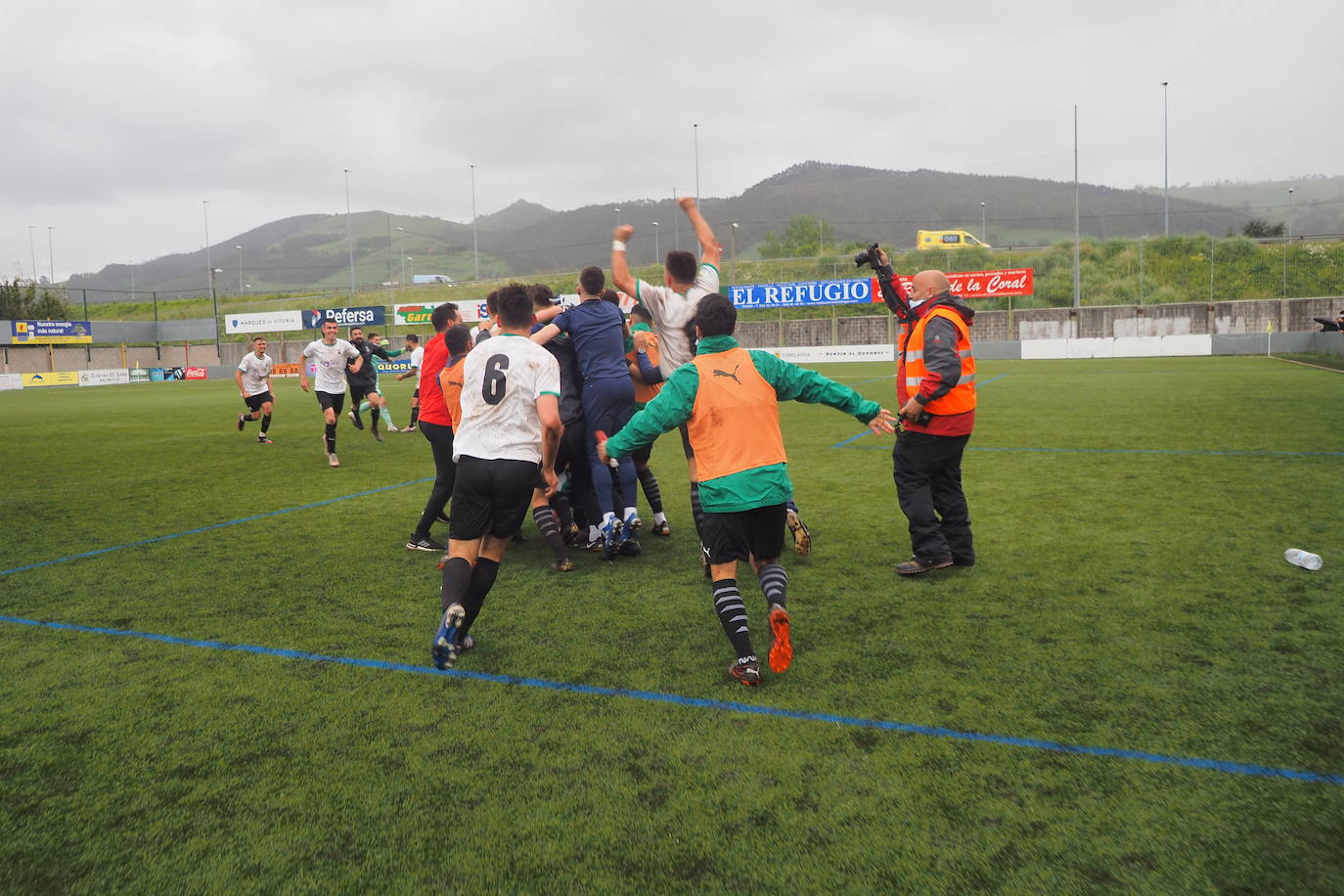 Fotos: El Rayo Cantabria celebra su ascenso a Segunda RFEF