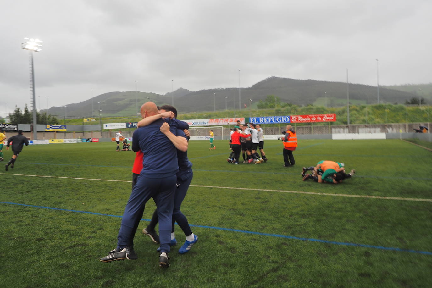 Fotos: El Rayo Cantabria celebra su ascenso a Segunda RFEF