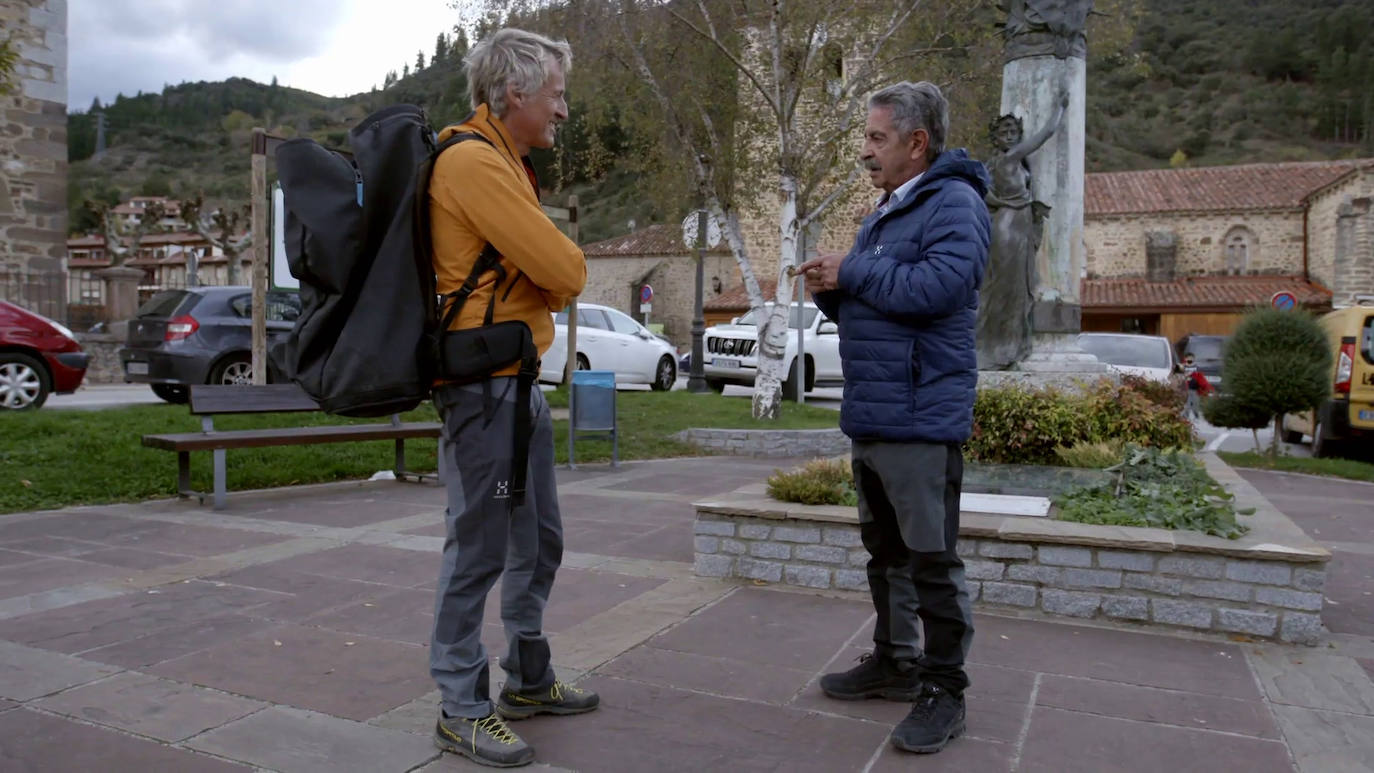 El presidente invitó al aventurero a conocer una cavidad de difícil acceso en la que se refugió Segundo Bores, el último guerrillero lebaniego, que se conserva en el mismo estado en el que la dejó en 1944