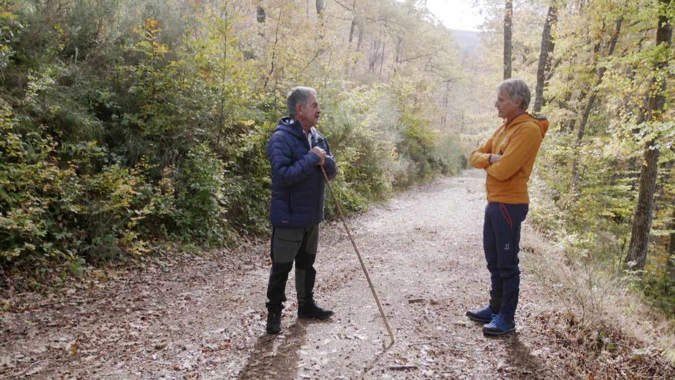 El presidente invitó al aventurero a conocer una cavidad de difícil acceso en la que se refugió Segundo Bores, el último guerrillero lebaniego, que se conserva en el mismo estado en el que la dejó en 1944