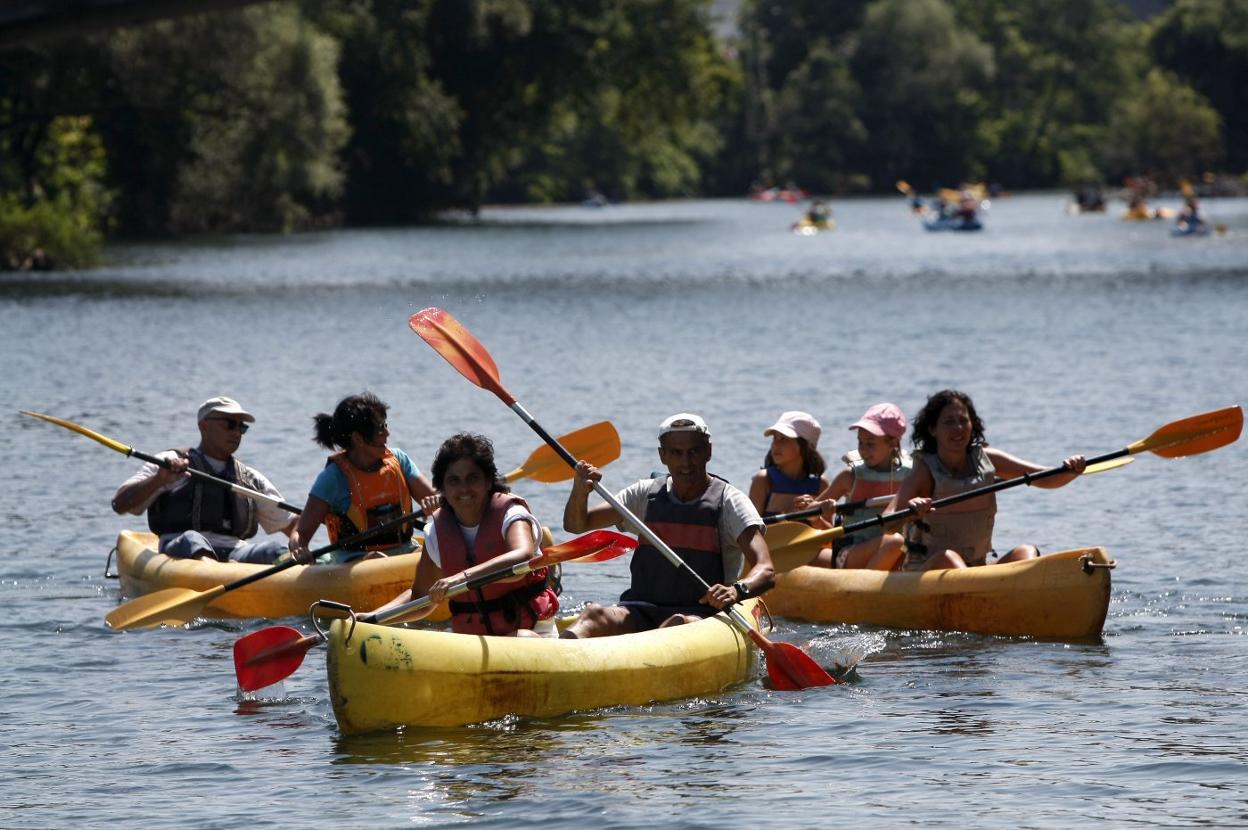 Paseos en canoa por el Saja-Besaya organizados en las fiestas de La Patrona de 2013. 