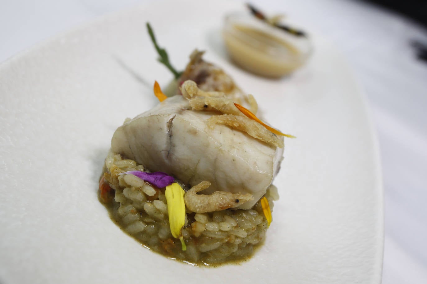 Beatriz Capiruchipi, del restaurante Los Abetos, gana el Concurso de Cocineros de Torrelavega. La final se ha celebrado este martes en el pabellón multiusos Sergio García 'El Niño'. El segundo premio del certamen dedicado a Nacho Basurto recayó en Javier Marañón, y el tercero fue para Alexis Fernández