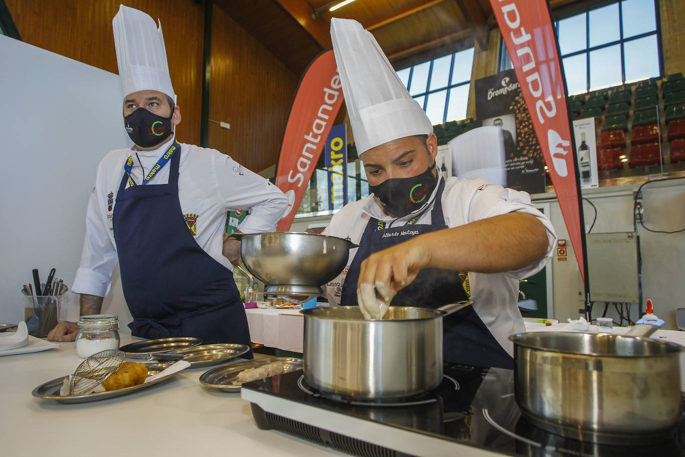 Beatriz Capiruchipi, del restaurante Los Abetos, gana el Concurso de Cocineros de Torrelavega. La final se ha celebrado este martes en el pabellón multiusos Sergio García 'El Niño'. El segundo premio del certamen dedicado a Nacho Basurto recayó en Javier Marañón, y el tercero fue para Alexis Fernández