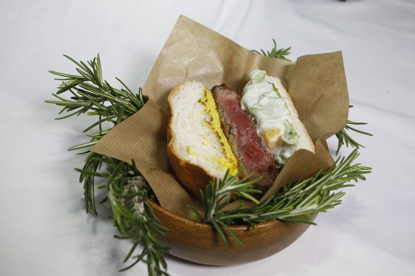 Beatriz Capiruchipi, del restaurante Los Abetos, gana el Concurso de Cocineros de Torrelavega. La final se ha celebrado este martes en el pabellón multiusos Sergio García 'El Niño'. El segundo premio del certamen dedicado a Nacho Basurto recayó en Javier Marañón, y el tercero fue para Alexis Fernández