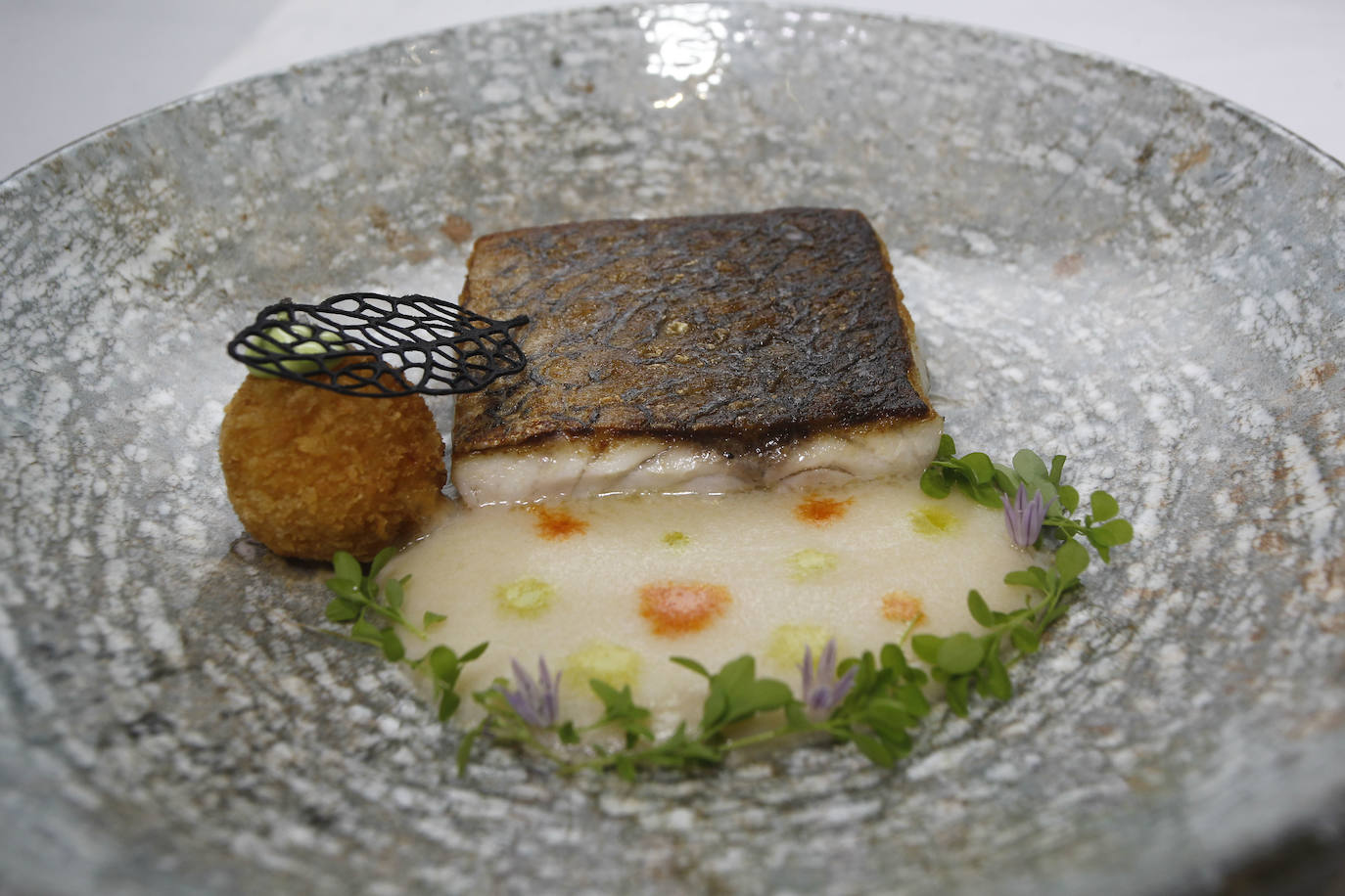 Beatriz Capiruchipi, del restaurante Los Abetos, gana el Concurso de Cocineros de Torrelavega. La final se ha celebrado este martes en el pabellón multiusos Sergio García 'El Niño'. El segundo premio del certamen dedicado a Nacho Basurto recayó en Javier Marañón, y el tercero fue para Alexis Fernández