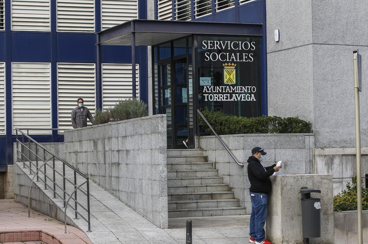 Vista exterior de la oficina municipal de Servicios Sociales, en la Avenida de España. Luis palomeque