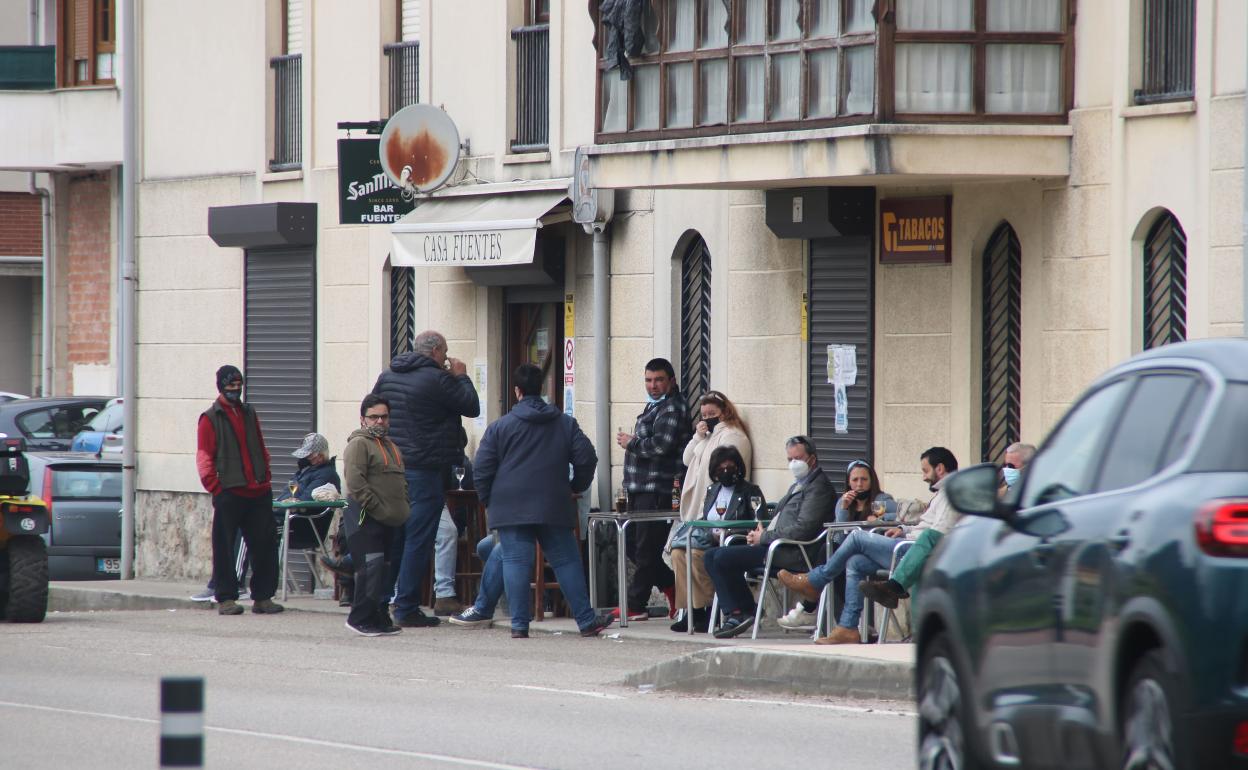 La calle, junto al Ayuntamiento, en la que sería necesario colocar hasta dos badenes 