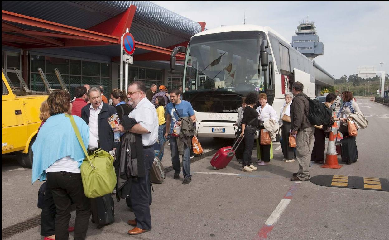 Viajeros en el aeropuerto Seve Ballesteros.