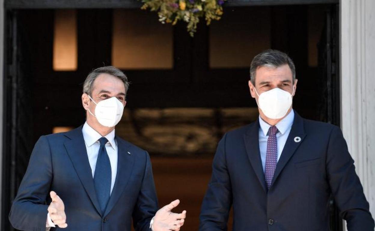 El primer ministro griego Kyriakos Mitsotakis y Pedro Sánchez. 