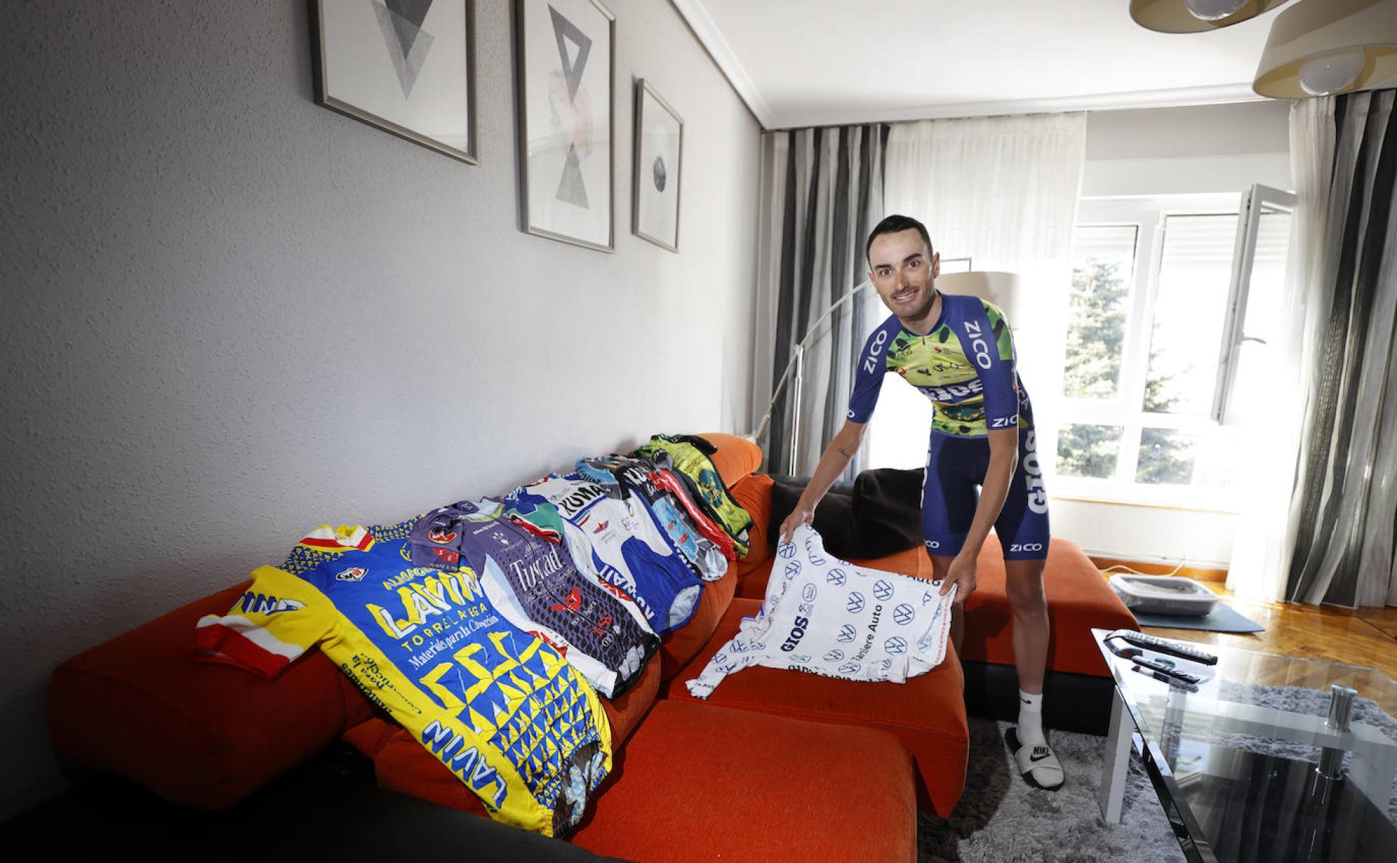 José Manuel Gutiérrez 'Gallu' posa con todos los maillots de sus equipos profesionales, además del que uso de pequeño y el de ganador de la Montaña en la Vuelta a Asturias.