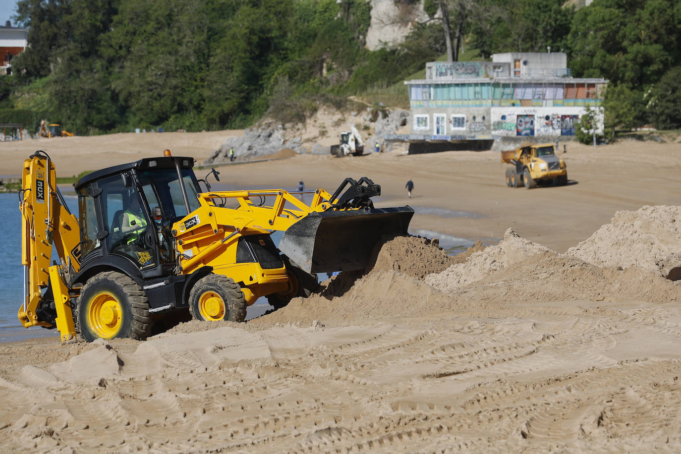 La Autoridad Portuaria inicia los trabajos para el trasvase de 15.000 metros cúbicos de arena acumulados frente al Museo Marítimo
