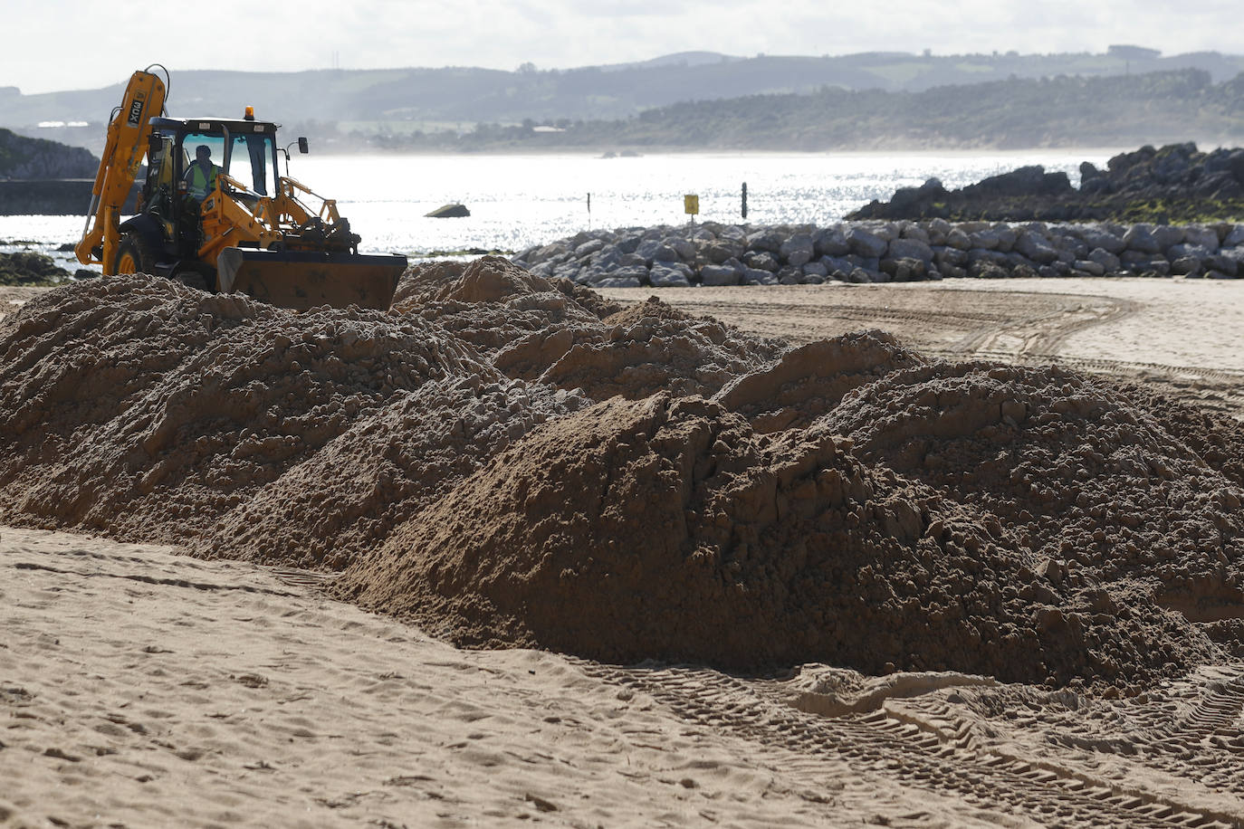 La Autoridad Portuaria inicia los trabajos para el trasvase de 15.000 metros cúbicos de arena acumulados frente al Museo Marítimo