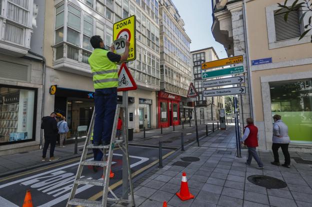 Durante estos primeros días se están retirando y adaptando las señales indicadoras de velocidad