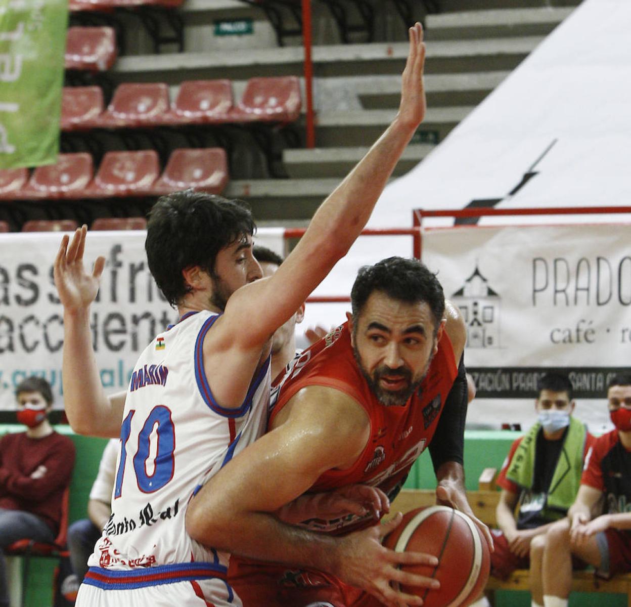 Granado defiende el balón ante un rival en el Vicente Trueba.