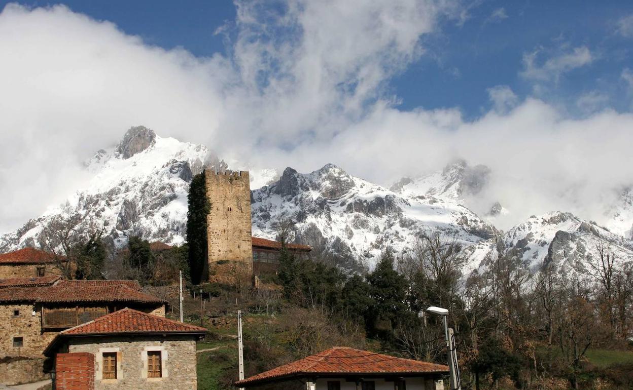 Mogrovejo, a los pies de los Picos de Europa.