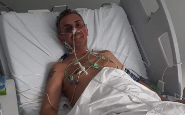 Imagen principal - Arriba, Gutiérrez postrado en la cama del hospital. Abajo, junto a su padre y antes de ese fatídico 3 de marzo.