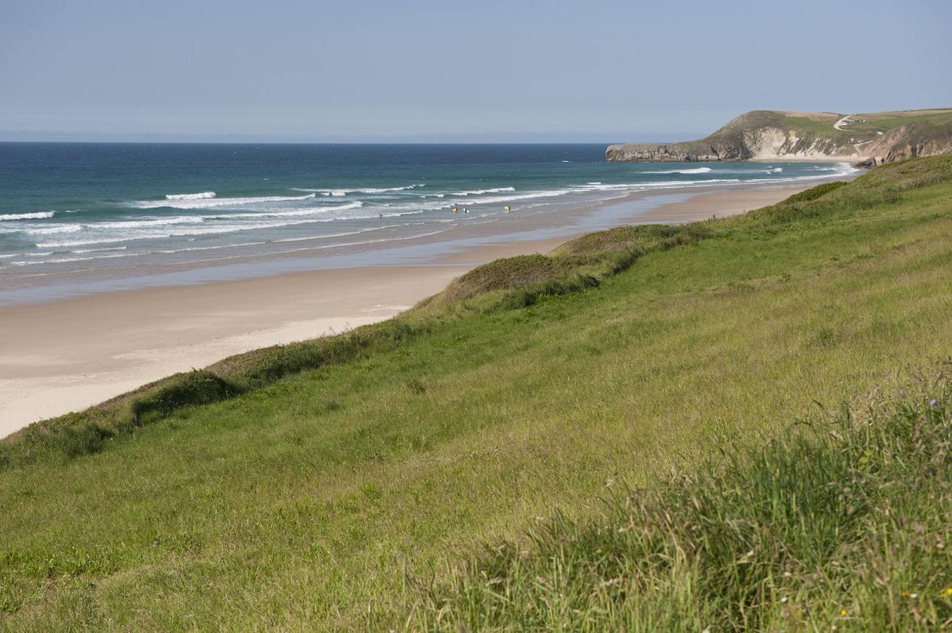 Vista de la playa de Merón, en San Vicente de la Barquera, una de las once del selecto club de 'banderas azules'