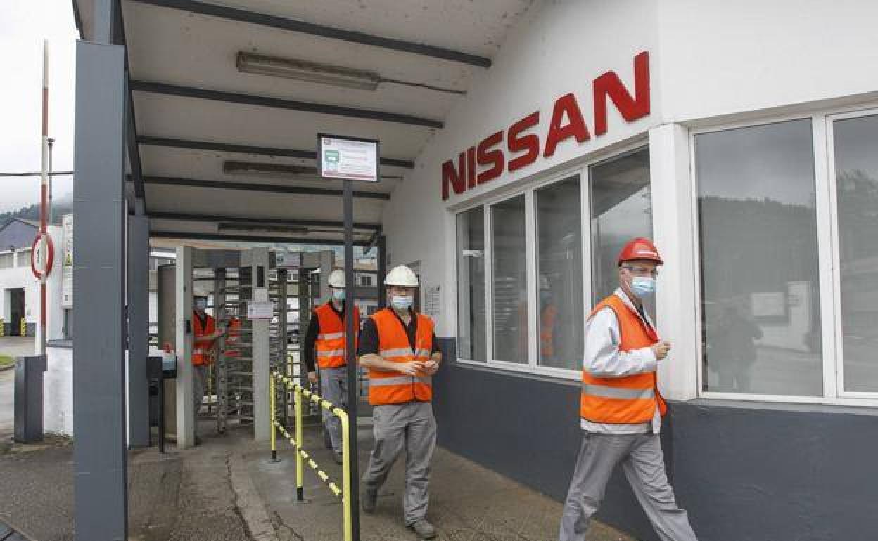 rabajadores en la entrada de la planta de Nissan de Los Corrales de Buelna