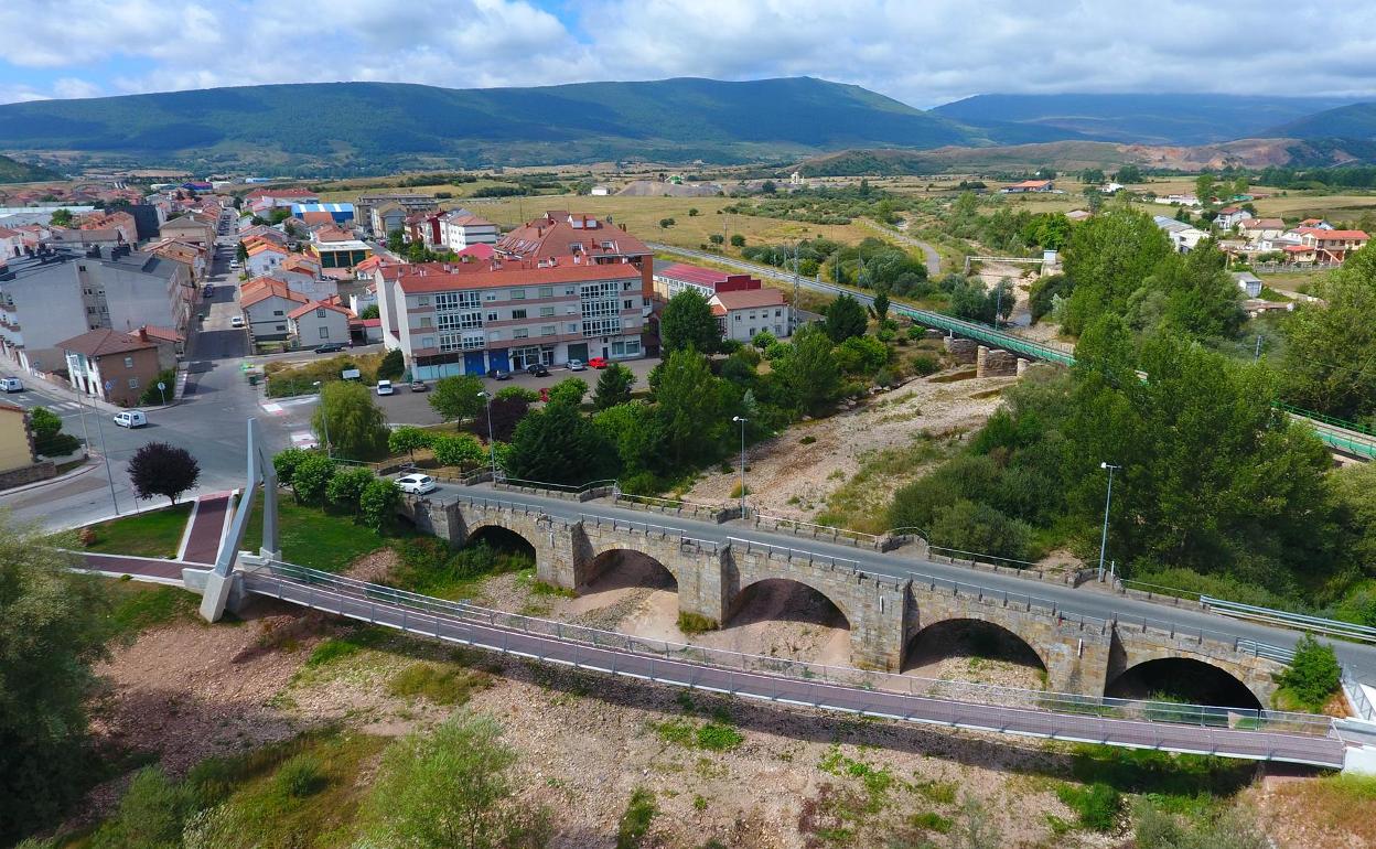 Vista del puente de Matamorosa sobre el río Hijar y de la pasarela peatonal