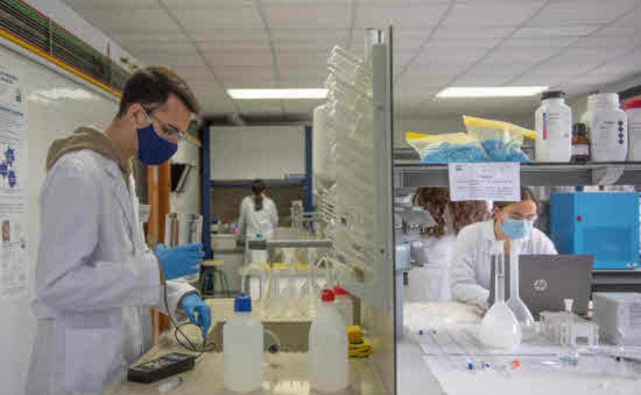 Laboratorio del departamento de Ingenierías Quimica y Biomolecular en el campus de la Universidad de Cantabria (UC)