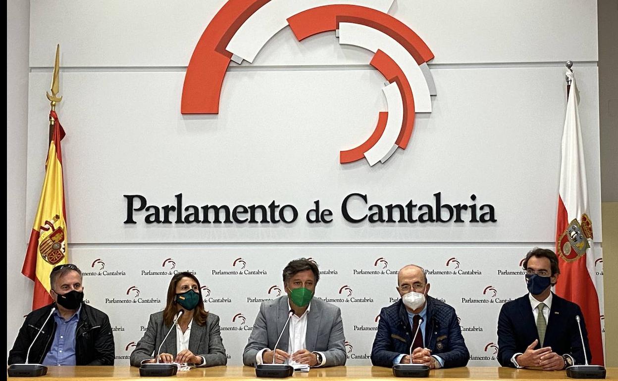 Representantes de la formación Vox en la presentación de presentación de la Proposición de Ley de Cantabria de Homenaje y Reconocimiento a las Víctimas de Terrorismo