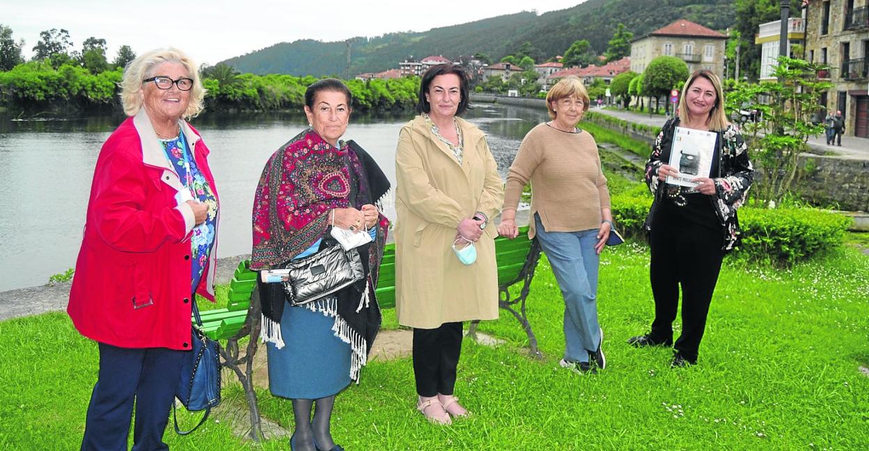 De izquierda a derecha, Concepción Cano 'Conchi', Julia Ruiz, María del Mar Iglesias, Piedad Santos y Paloma Algara, colaboradoras del libro (se quitaron la mascarilla para la foto).