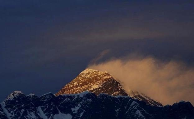 Dos alpinistas mueren en el Everest por agotamiento y ceguera de las nieves