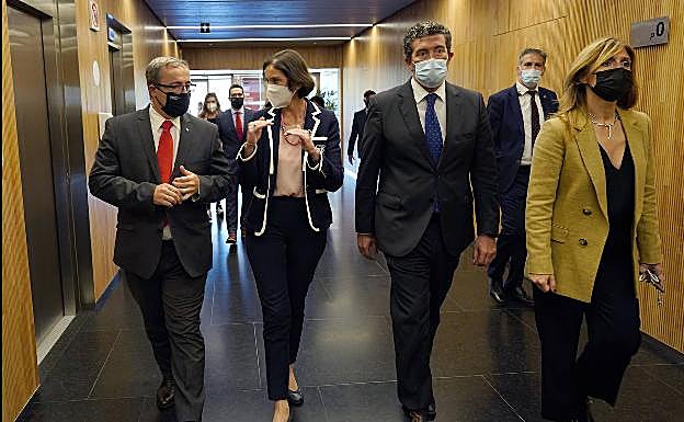 Mikel Palomera, de Seat; la ministra Reyes Maroto; el director de ABC, Julián Quirós; y la directora general de ABC, Ana Delgado 