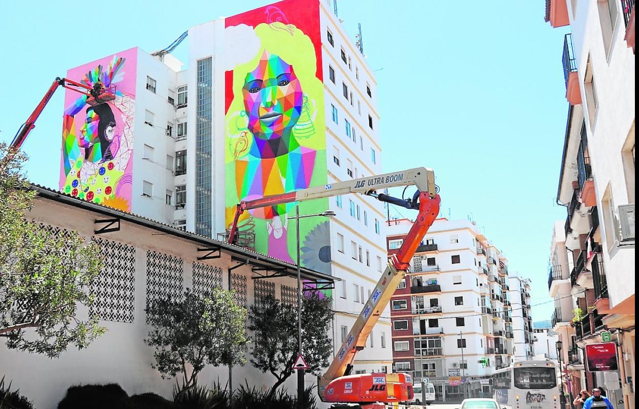 El primer mural, que el artista acabará el lunes, permanecerá en el municipio de Ronda. 