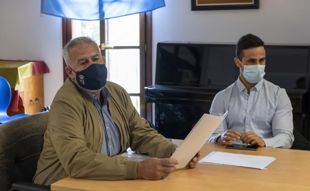 José María Ruiz, a la izquierda, y Alejandro Llano, durante el pleno 