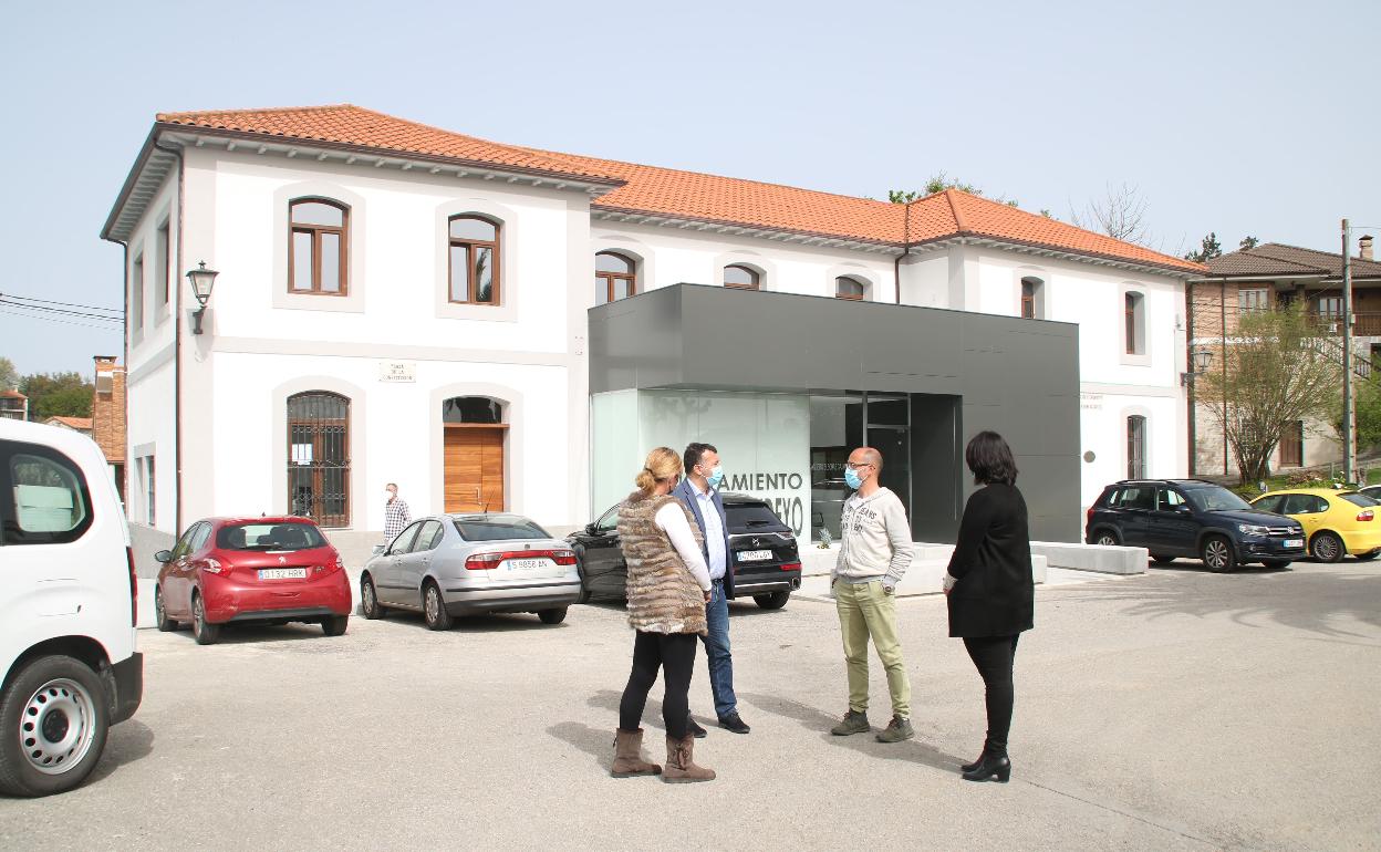 Parte del equipo de gobierno ante el Ayuntamiento de Marina de Cudeyo 