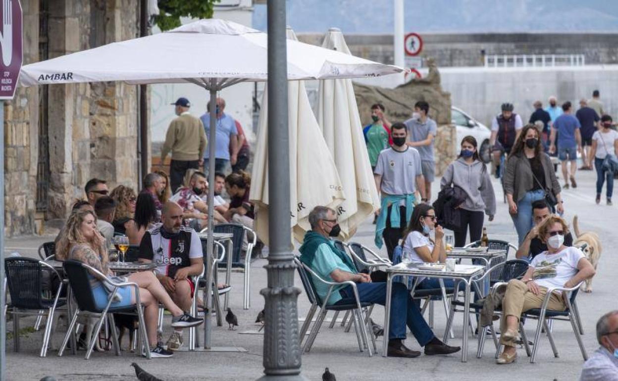 Gente en las terrazas de Castro Urdiales el domingo pasado.