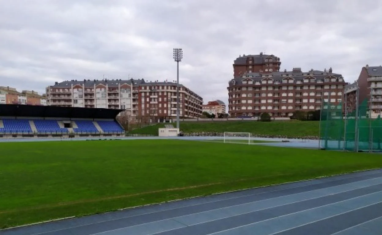 Campo del Estadio Riomar y zona de lanzamiento a la derecha de la imagen.