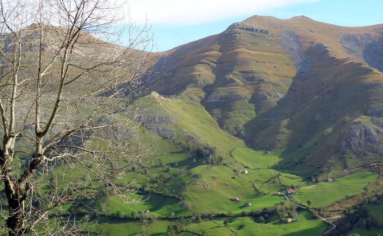 Valdició y al fondo la cumbre del Porracolina 