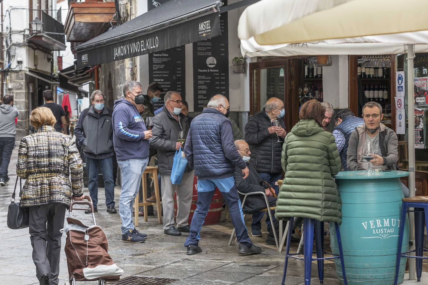 Castro Urdiales recibió menos visitantes de los esperados en el primer fin de semana completo tras el fin del estado de alarma, que estuvo condicionado por la lluvia