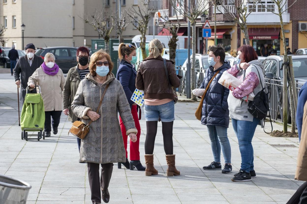 Varias personas pasean por las calles de Colindres, uno de los municipios en nivel de riesgo muy alto, según el semáforo covid