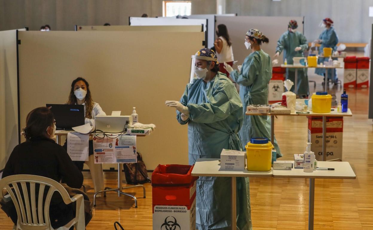 Jornada de vacunación masiva en el Palacio de Exposiciones de Santander, uno de los puntos externos habilitados por Sanidad.