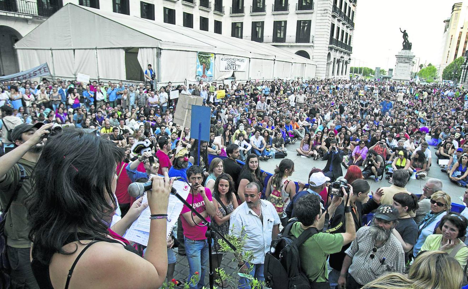 Una joven lee un manifiesto en la plaza Porticada de Santander tras la manifestación convocada por el 15M el 19 de junio de 2011