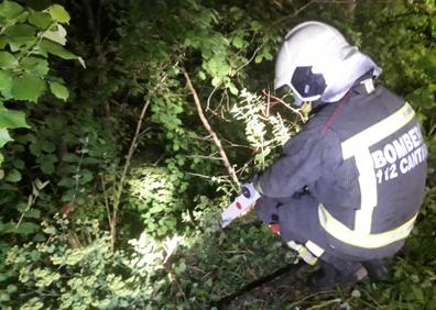 Imagen secundaria 1 - Tres jóvenes, heridos leves tras salirse de la carretera y caerse con el coche al cauce del río Asón en Limpias